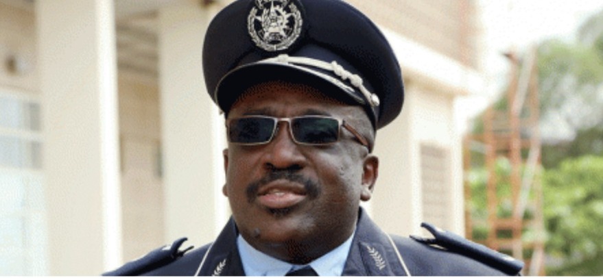 Benguela: Comandante  provincial  da  Polícia Nacional  Aristófanes foi  obrigado a recolocarselos  arrancados  nas portas  da Igreja Universal  Angola  em  Benguela